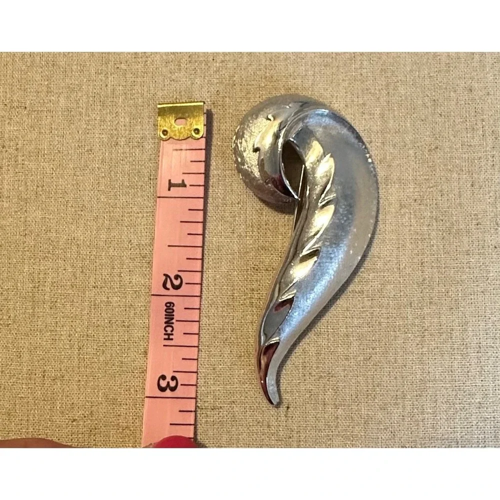 Vintage Crown Trifari Silver‎ Tone Swirl Leaf Brooch Pin Brushed Polished 2.75
